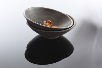 Pfifferlinge in brauner Holzschale