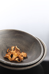 Pfifferlinge in brauner Holzschale