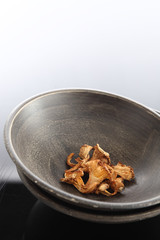 Pfifferlinge in brauner Holzschale