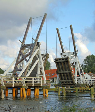 ge&ouml;ffnete Klappbr&uuml;cke in Wieck 01