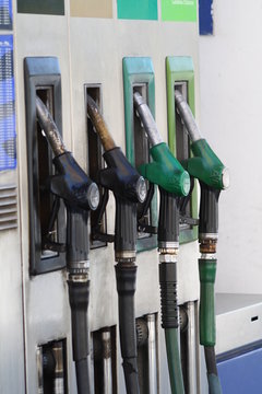 Surtidores de combustible en una gasolinera.