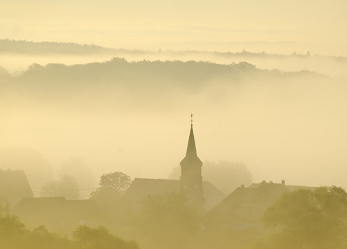 clocher dans la brume