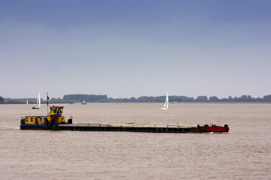 binnenschiff - schubtransport auf der elbe