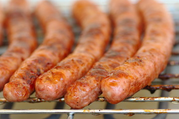 chipolatas sur un barbecue