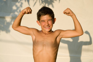 Child that shows the muscles of the arm © Chibimarco
