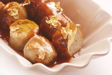 Currywurst mit Blattgold