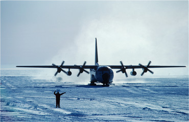 directing c-130 into Siple Station © westwindgraphics