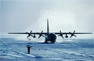 Rolgordijnen c-130 naar Siple Station leiden © westwindgraphics