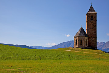 Fototapeta na wymiar Almwiese mit Kirche