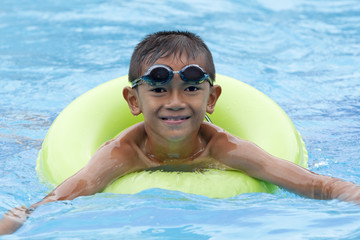 Kind mit Schwimmreifen im Wasser