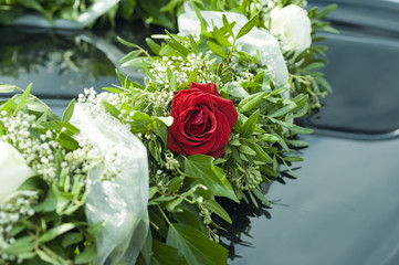 Hochzeits Blumenschmuck auf Oldtimer