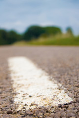 Straße mit Mittelstreifen in Landschaft