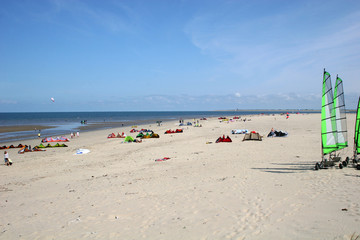 Fototapeta na wymiar land jachty i latawce na plaży