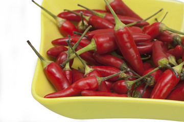 Rote Chilis in Schälchen