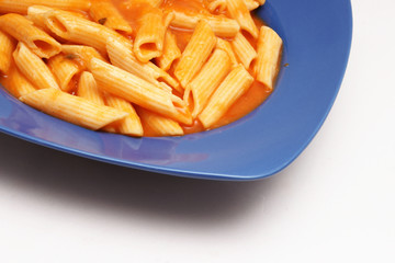 eiernudeln in tomaten mozzarella sauce