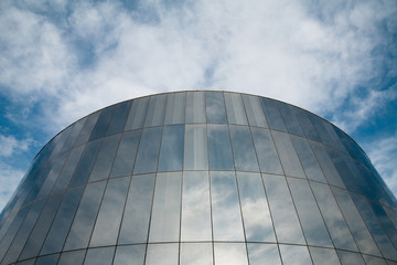 Fototapeta na wymiar Reflecting building