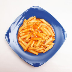 eiernudeln in tomaten mozzarella sauce