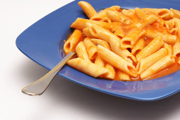 eiernudeln in tomaten mozzarella sauce