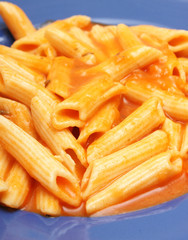 eiernudeln in tomaten mozzarella sauce