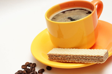 tasse kaffee mit frischen bohnen und waffel