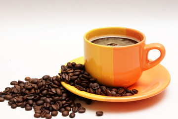 tasse kaffee mit frischen bohnen