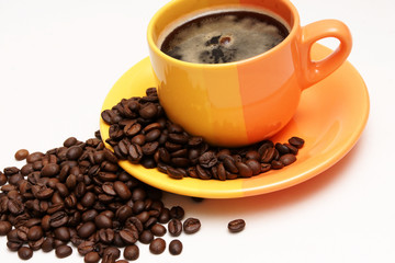 tasse kaffee mit frischen bohnen