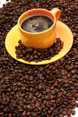 tasse kaffee mit frischen bohnen