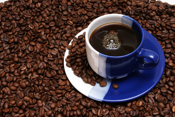 tasse kaffee mit frischen bohnen