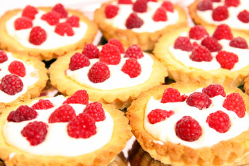 himbeer-torteletts mit frischkäse,gebäck