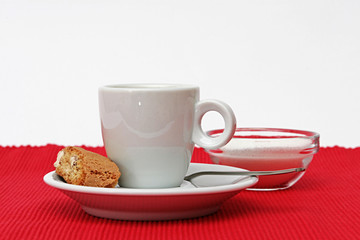 Espresso mit Zucker auf rotem Untergrund