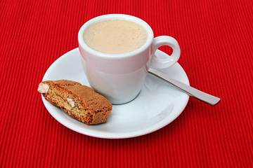 Espresso auf rotem Untergrund