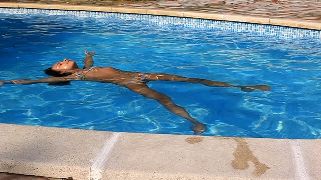 faire la planche dans la piscine