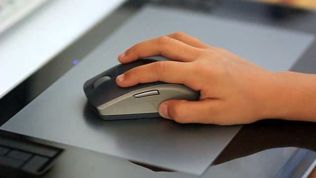 main d'enfant manipulant la souris