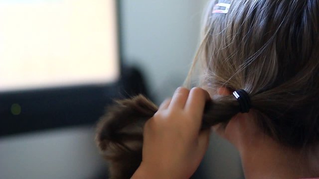 enfant devant l'ordinateur