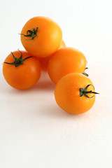 gelbe Tomaten auf weiss