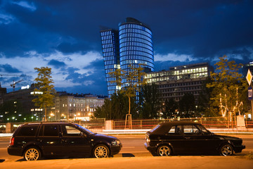 Glasfassade des Uniqa Towers in Wien wird Nachts beleuchtet