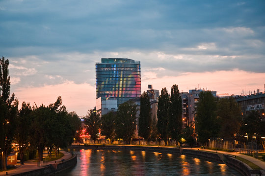 Glasfassade des Uniqa Towers in Wien wird  beleuchtet