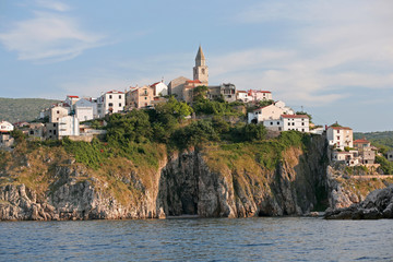 Fototapeta na wymiar Kościół i osada w Vrbnik na wyspie Krk (Chorwacja)