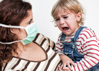 virus contaminer protéger enfant bébé maman mère pleurer triste