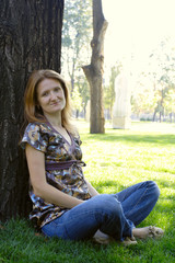Obraz premium girl sitting under tree