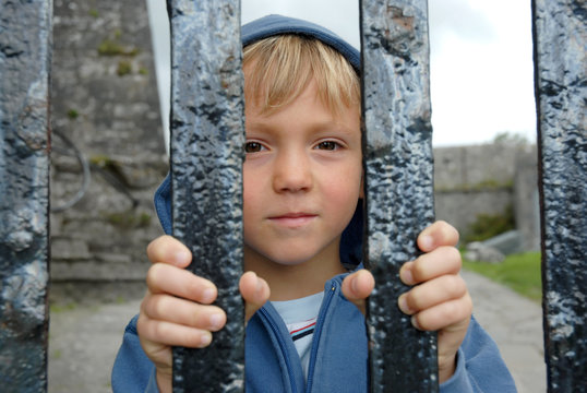 Kind hinter Gittern