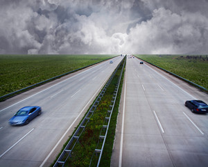 Autobahn mit Schlechtwetterfront