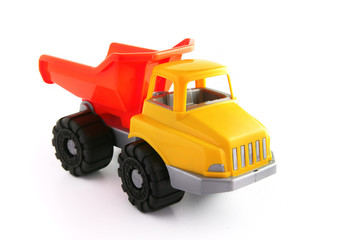 Petit camion en plastique pour enfant sur fond blanc