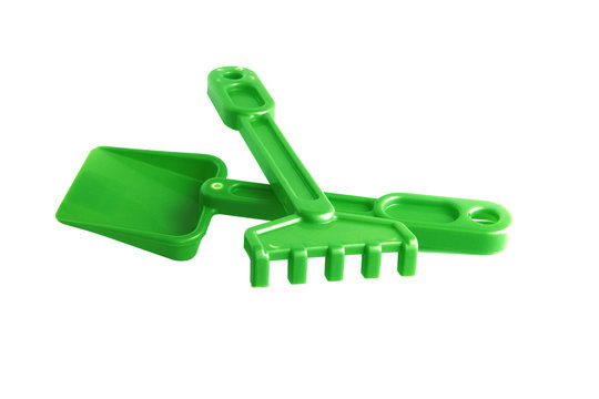 R&acirc;teau et pelle verts de plage pour enfant sur fond blanc