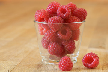 Glas mit Himbeeren
