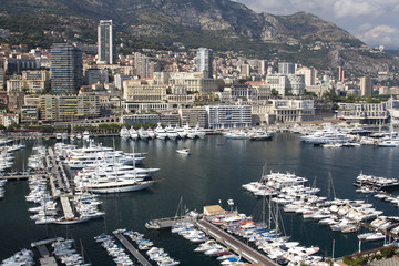 Fototapeta na wymiar Jachty w Port Herkules Monako