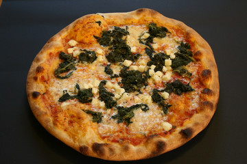 Pizza mit Spinat und Schafkäse