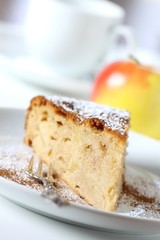 Apfelkuchen mit Zimt und Puderzucker