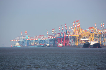 Obraz premium containerterminal bremerhaven in der wirtschaftskrise