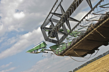 Bauer macht Pause - Mähdrescher auf dem Feld